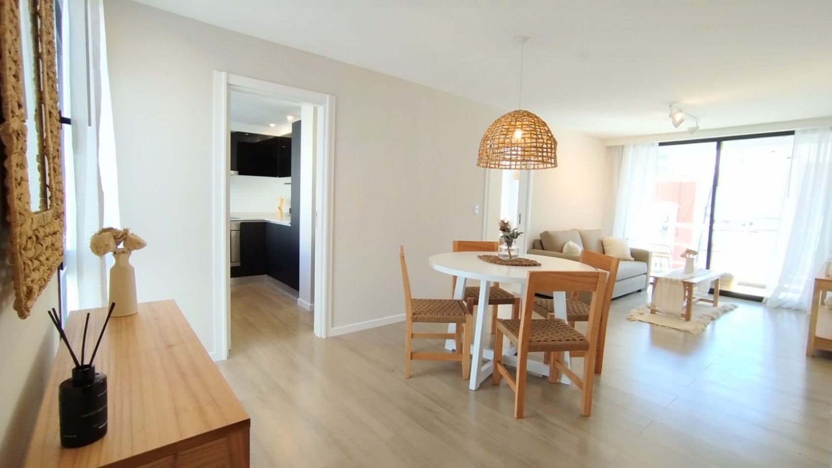 Departamento dos ambientes a Estrenar a la calle con balcon saliente. Amoblado. Zona: Plaza Colon