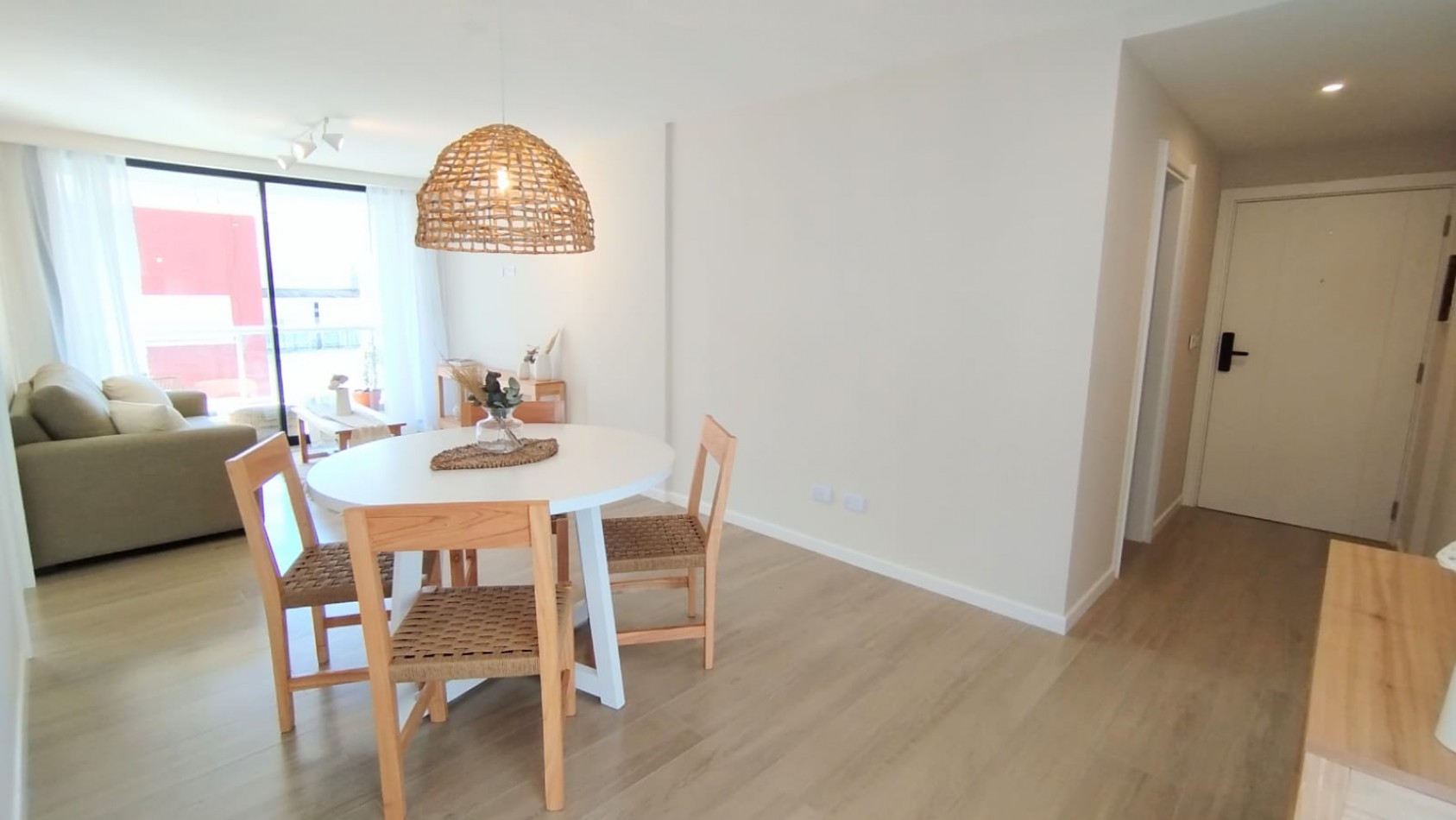 Departamento dos ambientes a Estrenar a la calle con balcon saliente. Amoblado. Zona: Plaza Colon