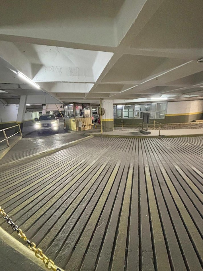 Cochera en edifiio. Entra camioneta. Zona: centro