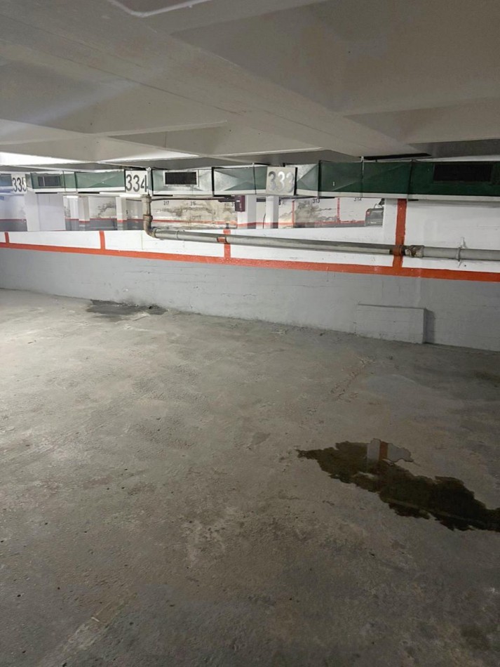 Cochera en edifiio. Entra camioneta. Zona: centro