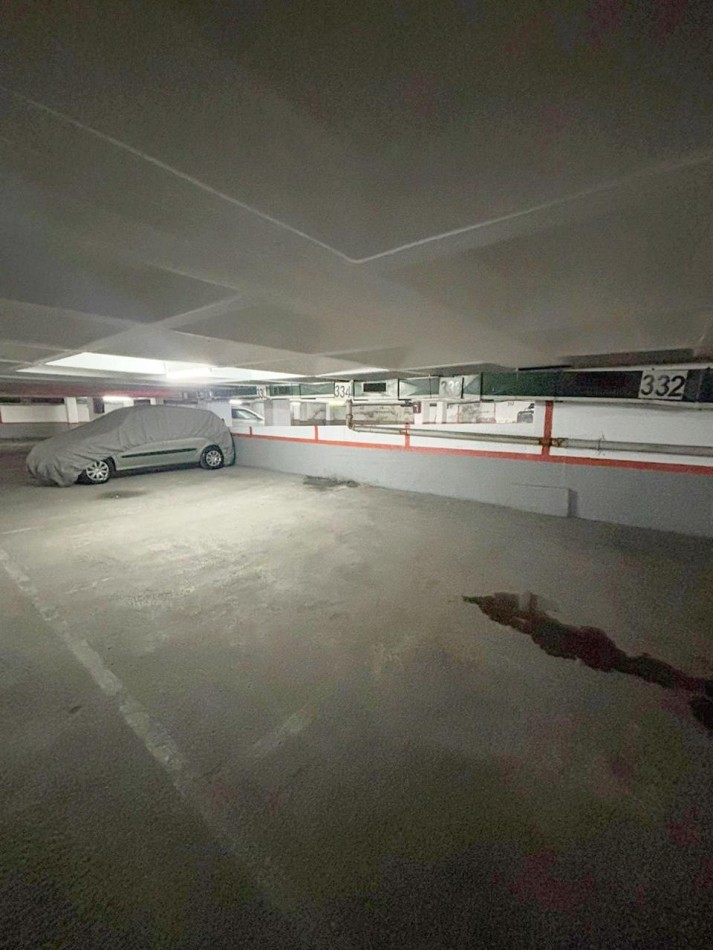 Cochera en edifiio. Entra camioneta. Zona: centro