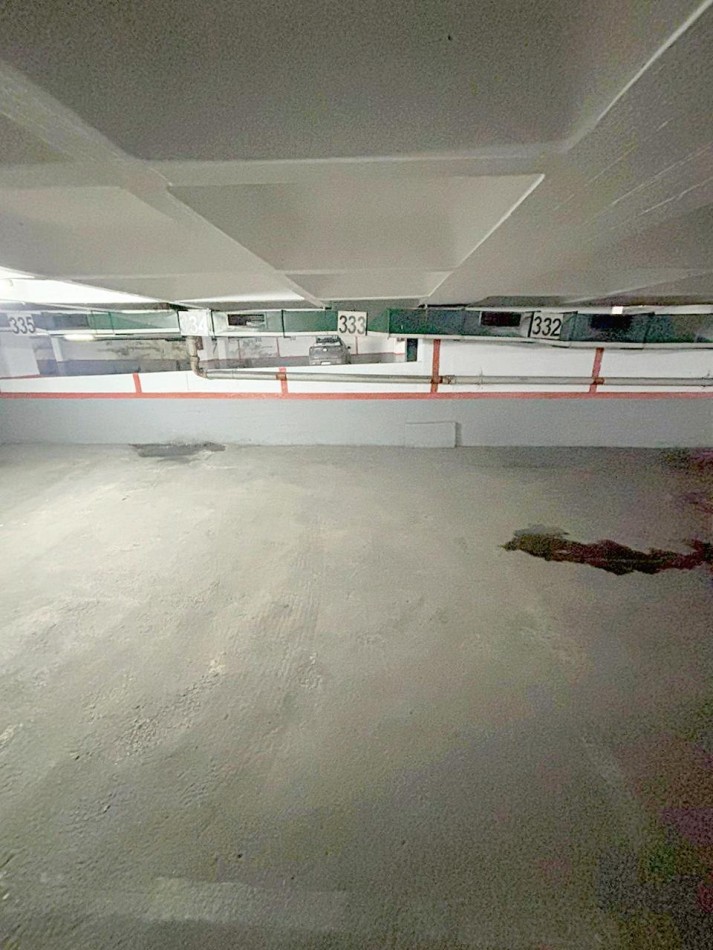 Cochera en edifiio. Entra camioneta. Zona: centro