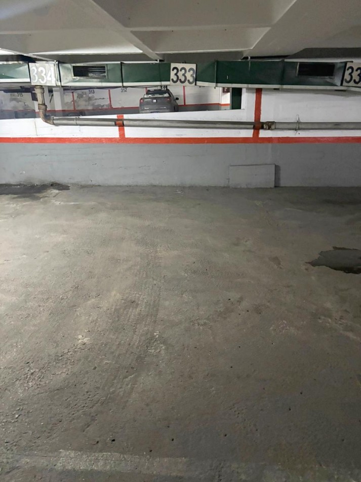 Cochera en edifiio. Entra camioneta. Zona: centro