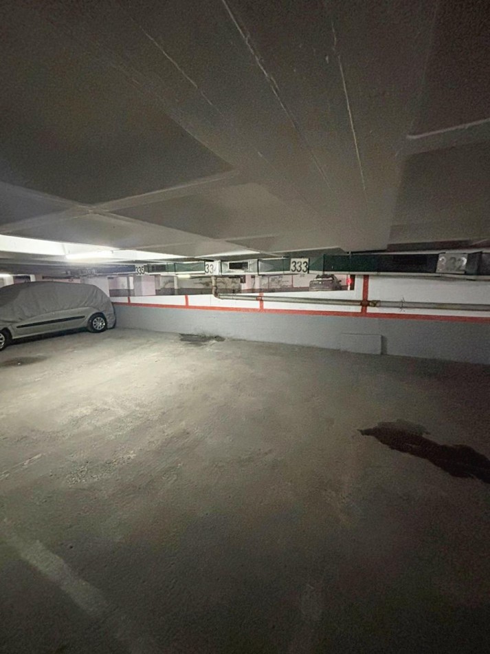 Cochera en edifiio. Entra camioneta. Zona: centro