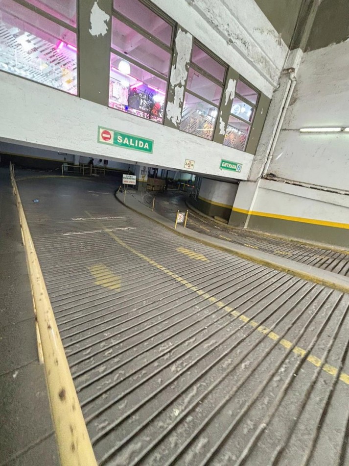 Cochera en edifiio. Entra camioneta. Zona: centro