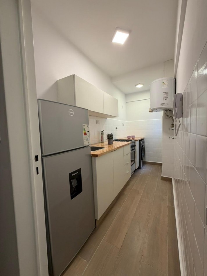 Departamento dos ambientes a la calle con balcon saliente. Reciclado y amoblado.