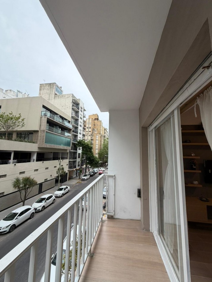 Departamento dos ambientes a la calle con balcon saliente. Reciclado y amoblado.