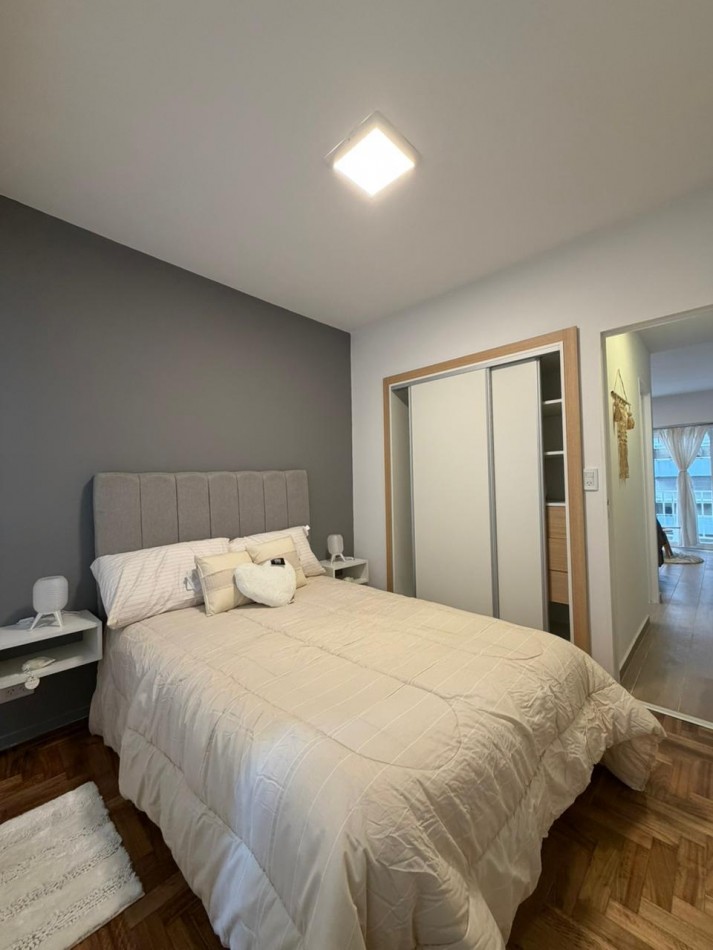 Departamento dos ambientes a la calle con balcon saliente. Reciclado y amoblado.