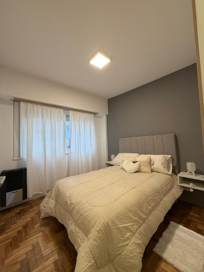 Departamento dos ambientes a la calle con balcon saliente. Reciclado y amoblado.