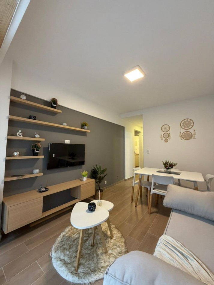 Departamento dos ambientes a la calle con balcon saliente. Reciclado y amoblado.