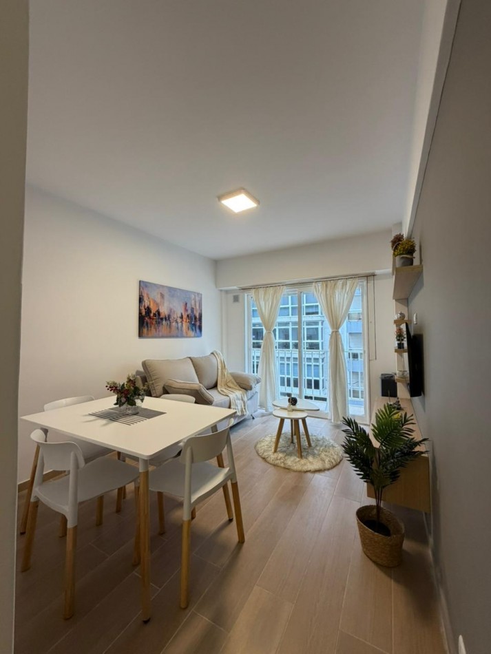 Departamento dos ambientes a la calle con balcon saliente. Reciclado y amoblado.