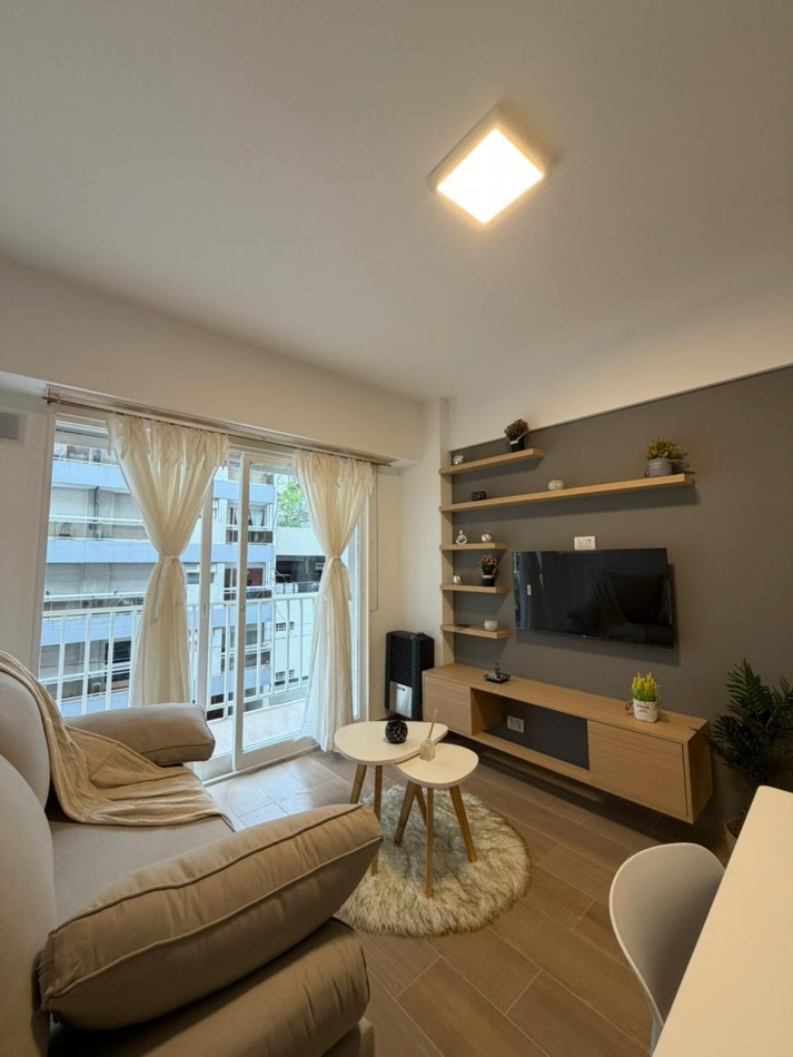 Departamento dos ambientes a la calle con balcon saliente. Reciclado y amoblado.