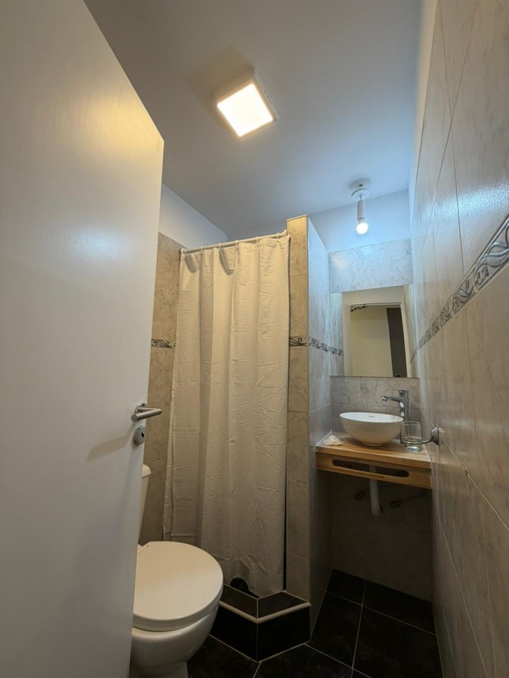 Departamento dos ambientes a la calle con balcon saliente. Reciclado y amoblado.