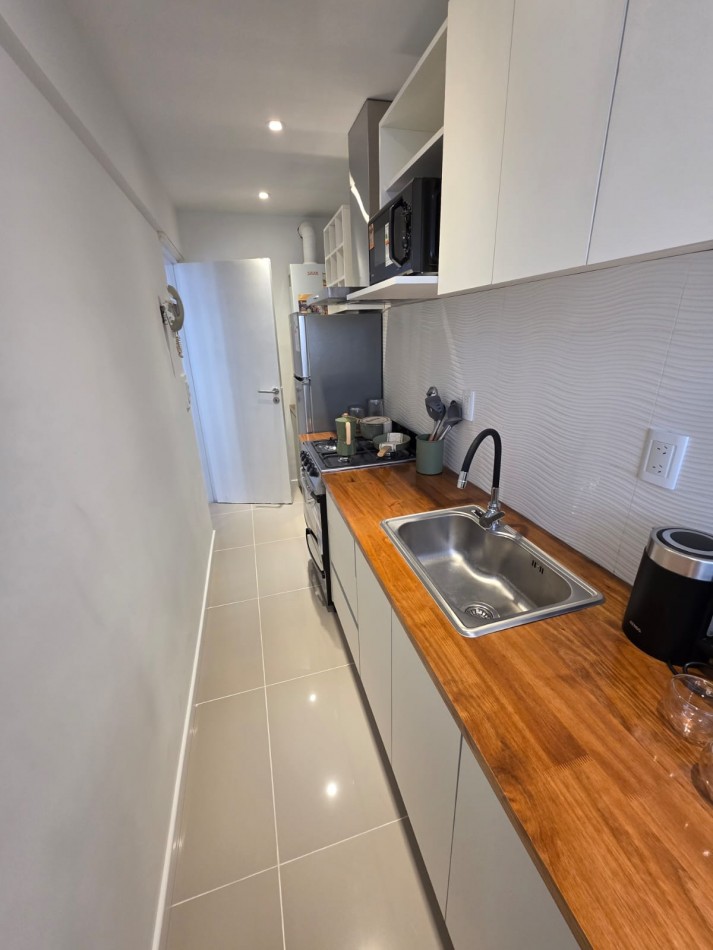 Departamento un ambiente luminoso. Reciclado y amoblado. Zona: Macrocentro