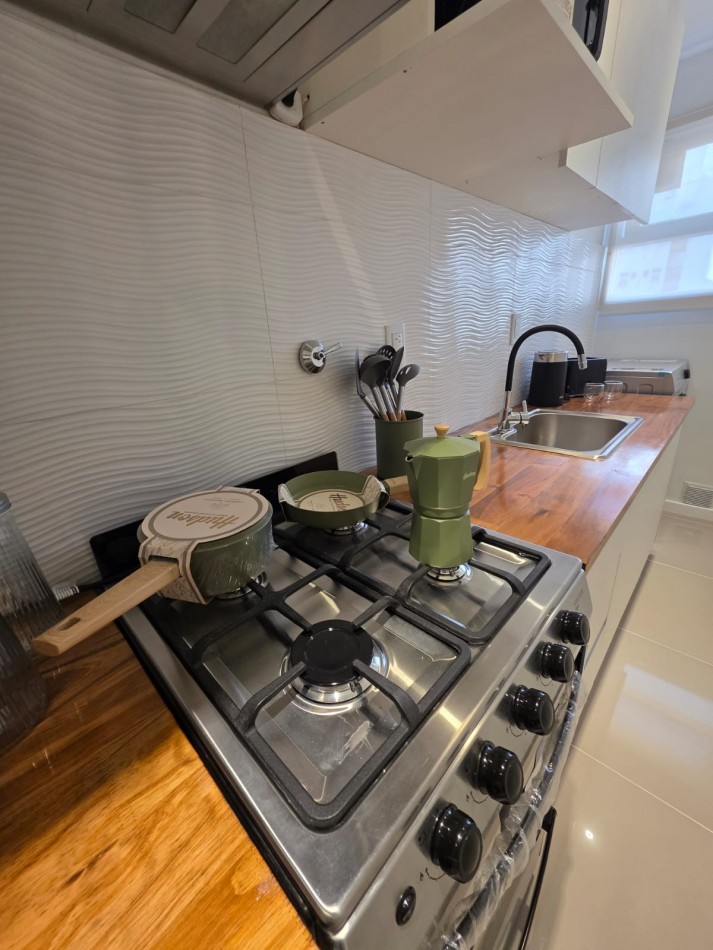 Departamento un ambiente luminoso. Reciclado y amoblado. Zona: Macrocentro