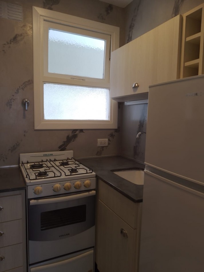 DEPARTAMENTO UN AMBIENTE AL LATERLA CON VISTA PANORAMICA A PLAZA MITRE. RECICLADO Y AMOBLADO