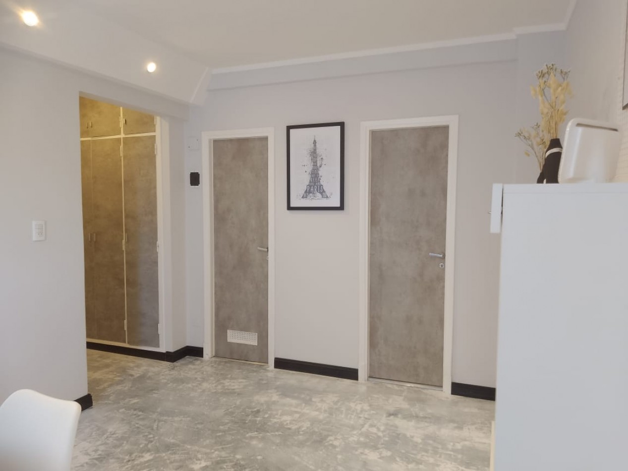 DEPARTAMENTO UN AMBIENTE AL LATERLA CON VISTA PANORAMICA A PLAZA MITRE. RECICLADO Y AMOBLADO