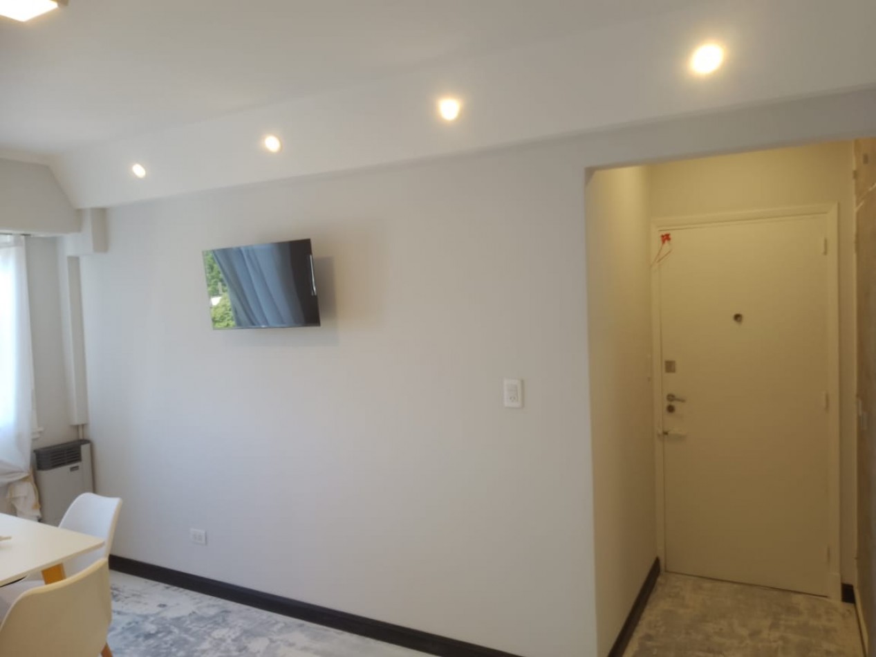 DEPARTAMENTO UN AMBIENTE AL LATERLA CON VISTA PANORAMICA A PLAZA MITRE. RECICLADO Y AMOBLADO