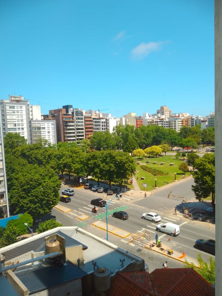 DEPARTAMENTO UN AMBIENTE AL LATERLA CON VISTA PANORAMICA A PLAZA MITRE. RECICLADO Y AMOBLADO