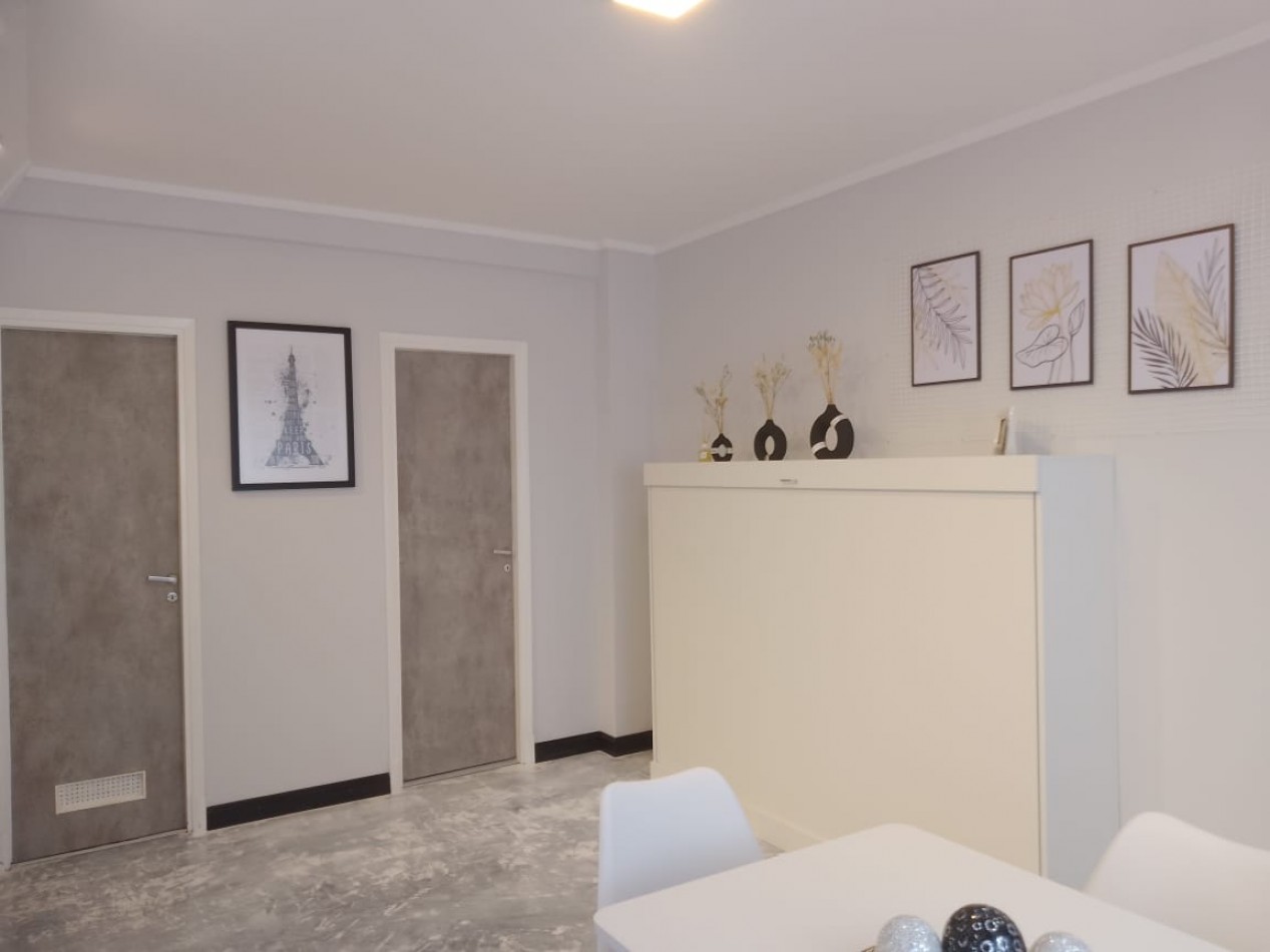 DEPARTAMENTO UN AMBIENTE AL LATERLA CON VISTA PANORAMICA A PLAZA MITRE. RECICLADO Y AMOBLADO