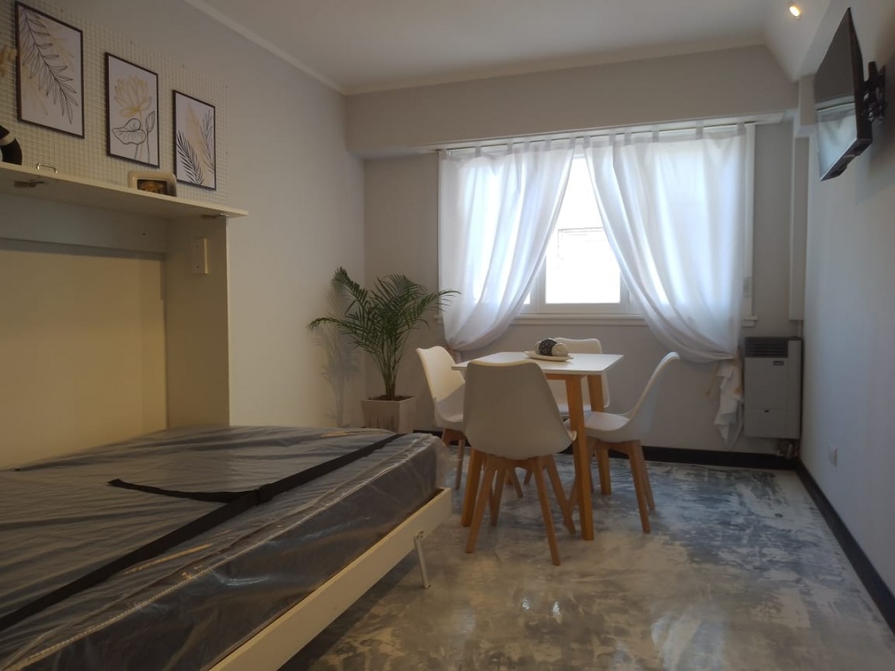 DEPARTAMENTO UN AMBIENTE AL LATERLA CON VISTA PANORAMICA A PLAZA MITRE. RECICLADO Y AMOBLADO