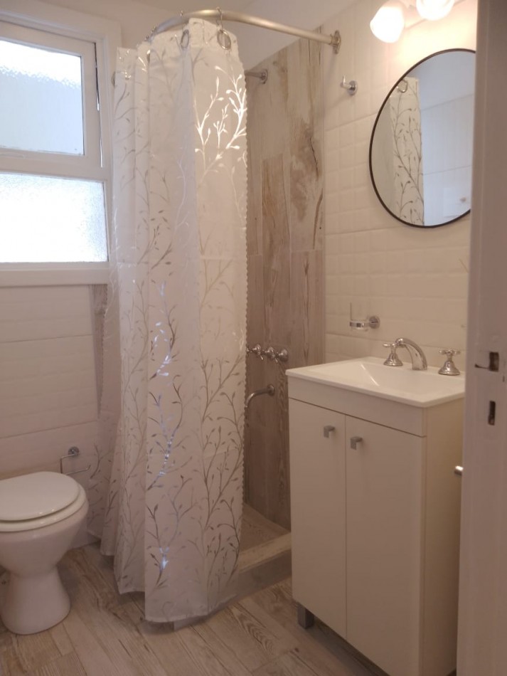 DEPARTAMENTO UN AMBIENTE AL LATERLA CON VISTA PANORAMICA A PLAZA MITRE. RECICLADO Y AMOBLADO