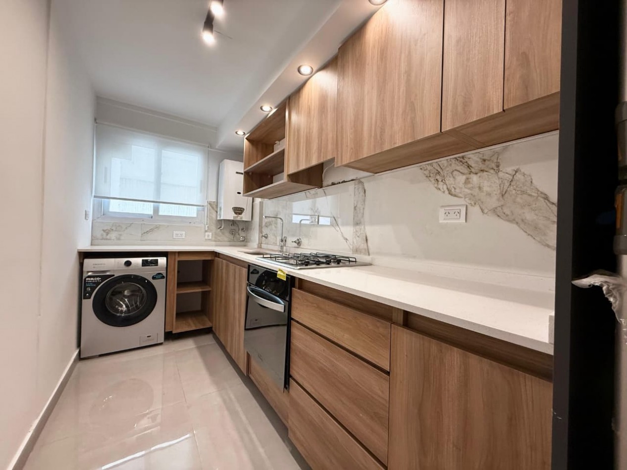 Departamento tres ambientes a la calle con balcon saliente. Reciclado y amoblado. Macrocentro