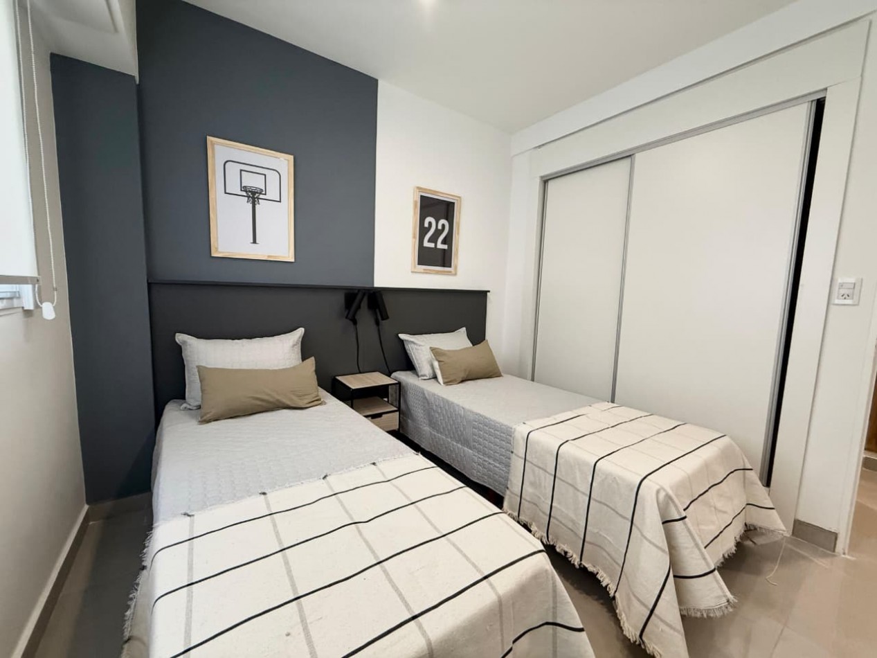 Departamento tres ambientes a la calle con balcon saliente. Reciclado y amoblado. Macrocentro