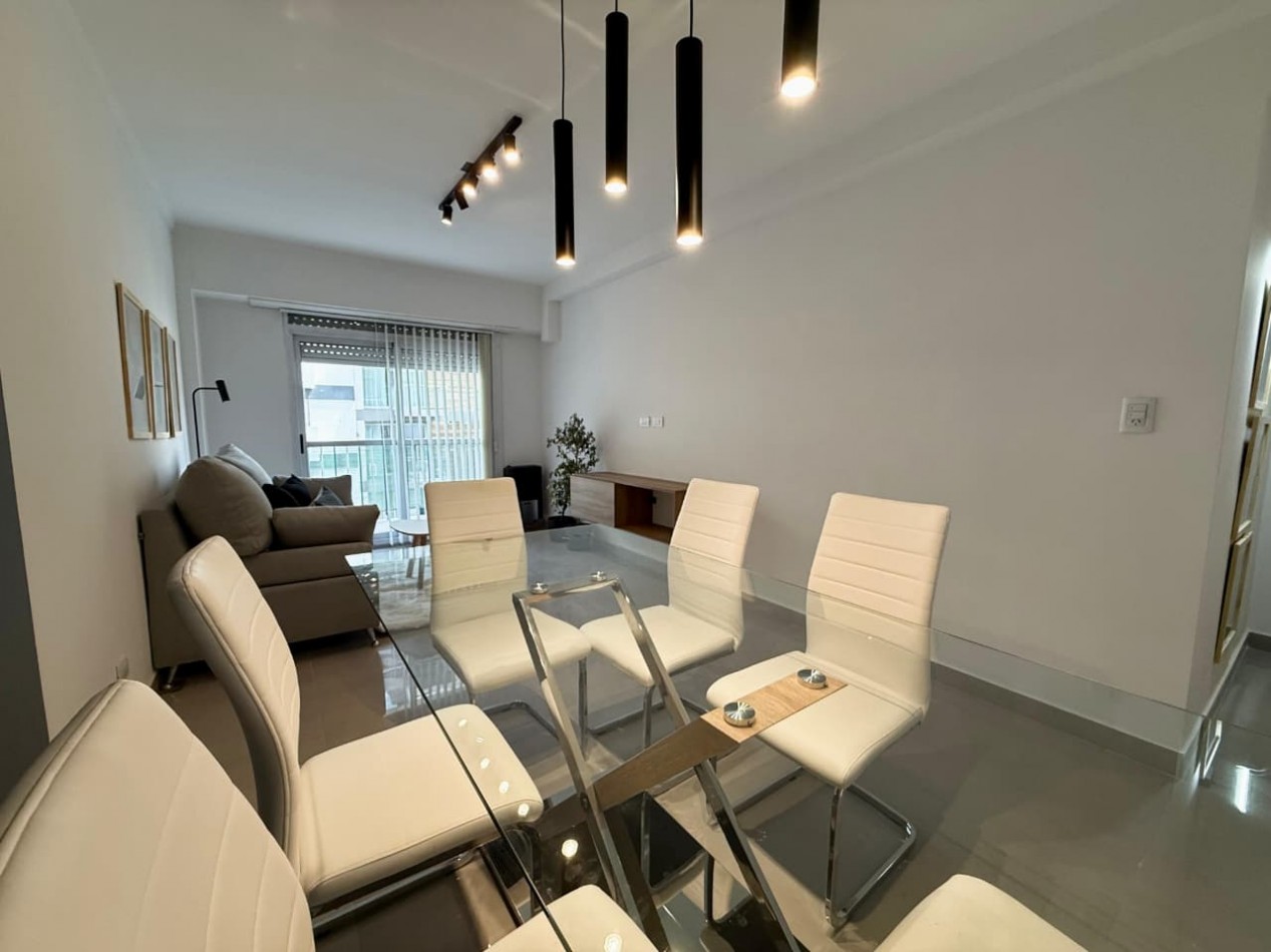 Departamento tres ambientes a la calle con balcon saliente. Reciclado y amoblado. Macrocentro