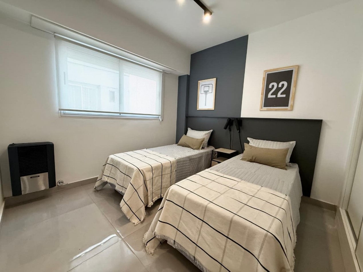 Departamento tres ambientes a la calle con balcon saliente. Reciclado y amoblado. Macrocentro