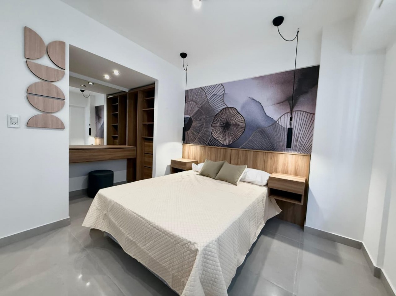 Departamento tres ambientes a la calle con balcon saliente. Reciclado y amoblado. Macrocentro