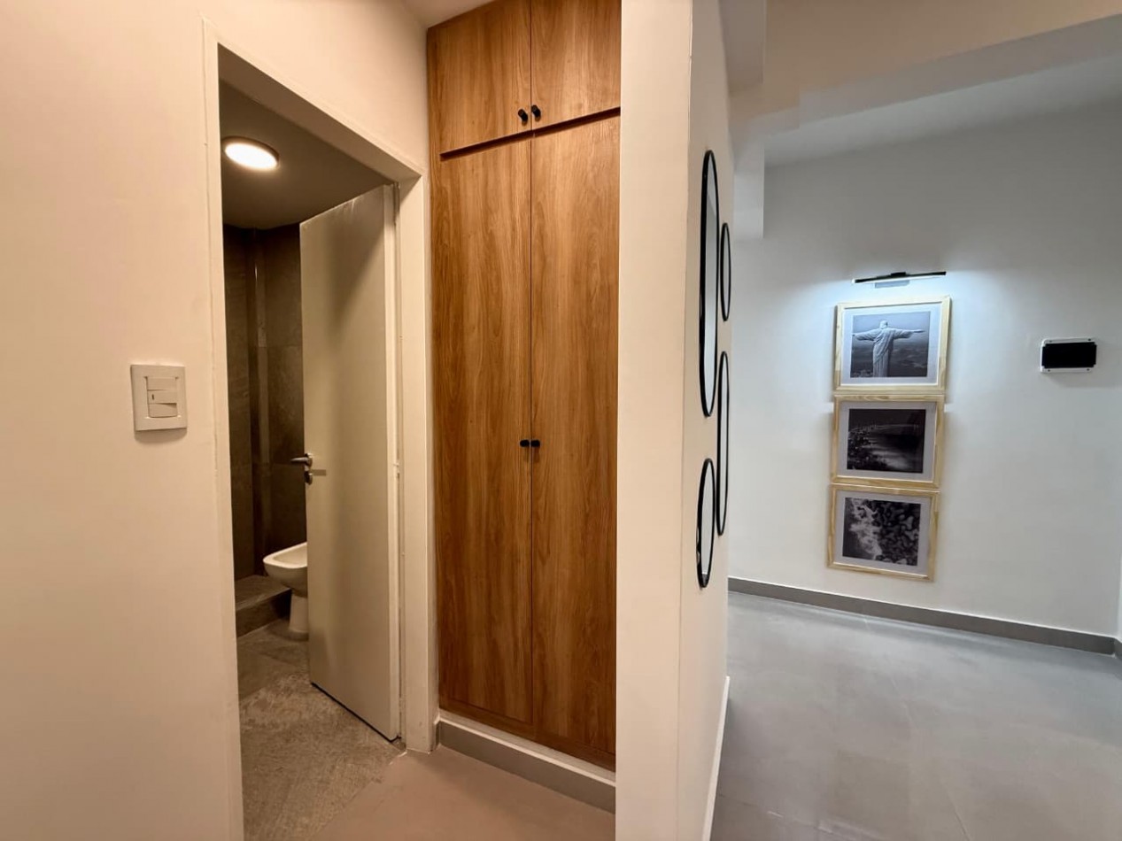 Departamento tres ambientes a la calle con balcon saliente. Reciclado y amoblado. Macrocentro