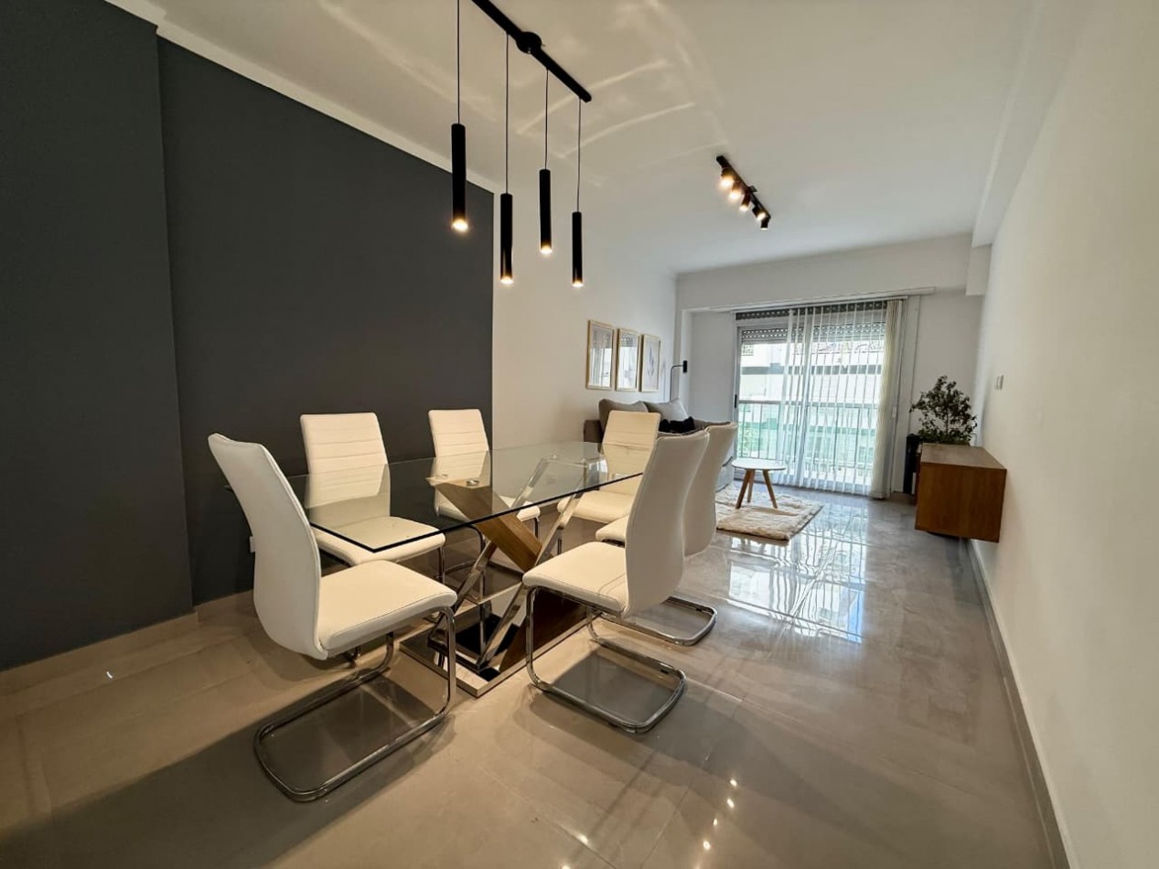 Departamento tres ambientes a la calle con balcon saliente. Reciclado y amoblado. Macrocentro