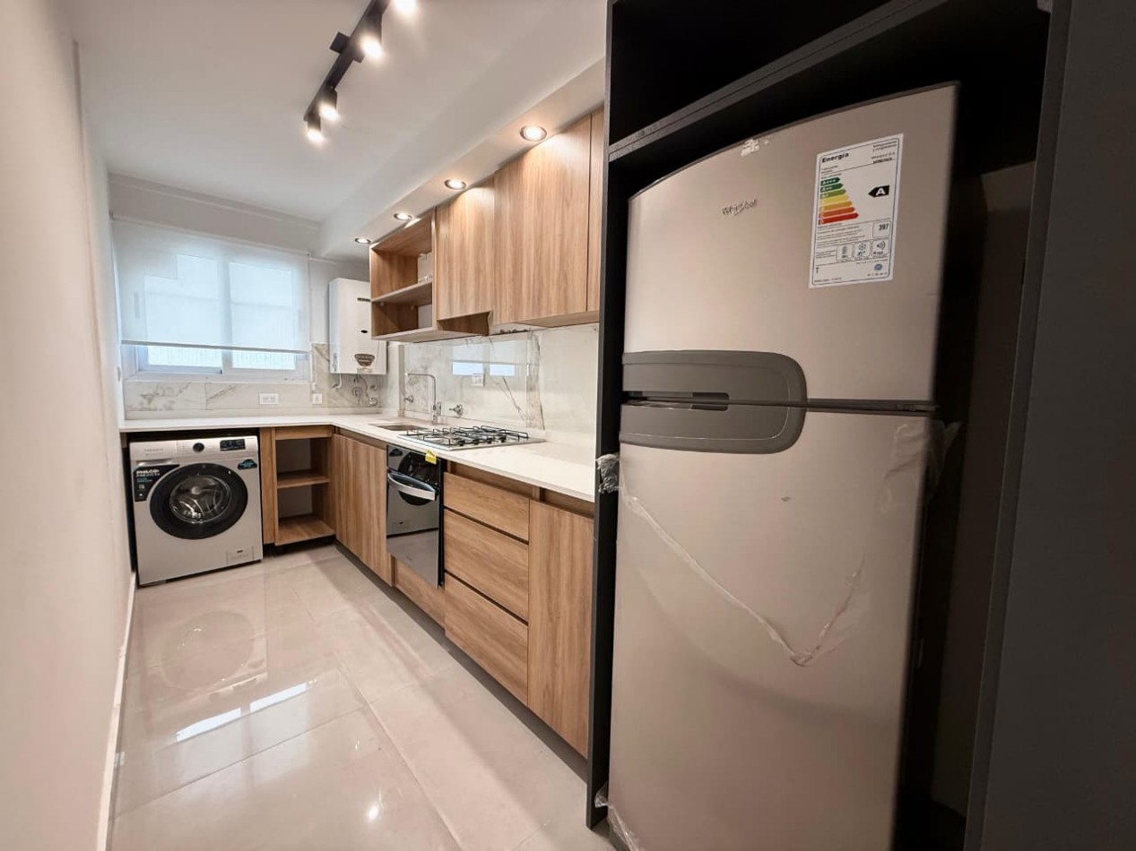 Departamento tres ambientes a la calle con balcon saliente. Reciclado y amoblado. Macrocentro