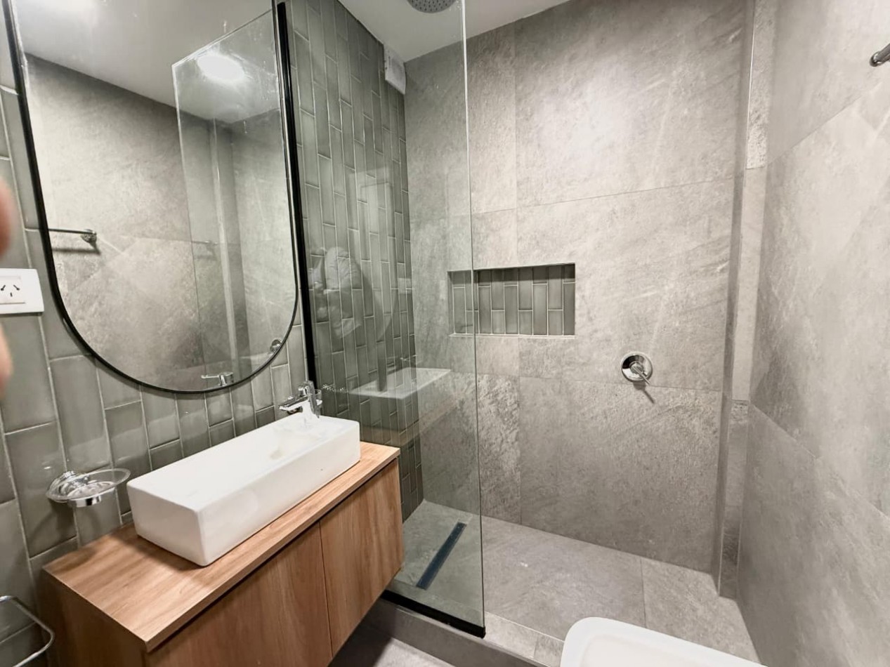 Departamento tres ambientes a la calle con balcon saliente. Reciclado y amoblado. Macrocentro