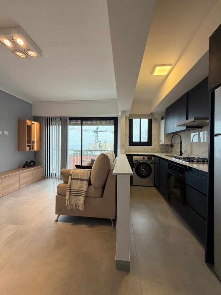 Deparatmento dos ambientes con balcon saliente y vista al mar. Reciclado y amoblado. Zona Guemes. Opcional cochera