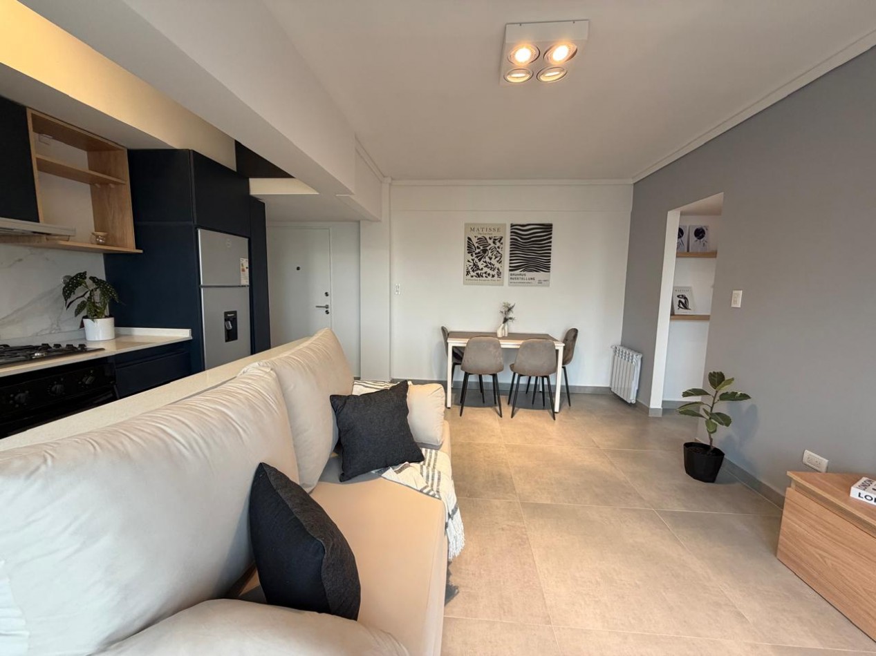 Deparatmento dos ambientes con balcon saliente y vista al mar. Reciclado y amoblado. Zona Guemes. Opcional cochera