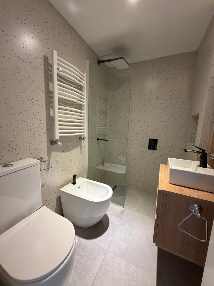 Deparatmento dos ambientes con balcon saliente y vista al mar. Reciclado y amoblado. Zona Guemes. Opcional cochera