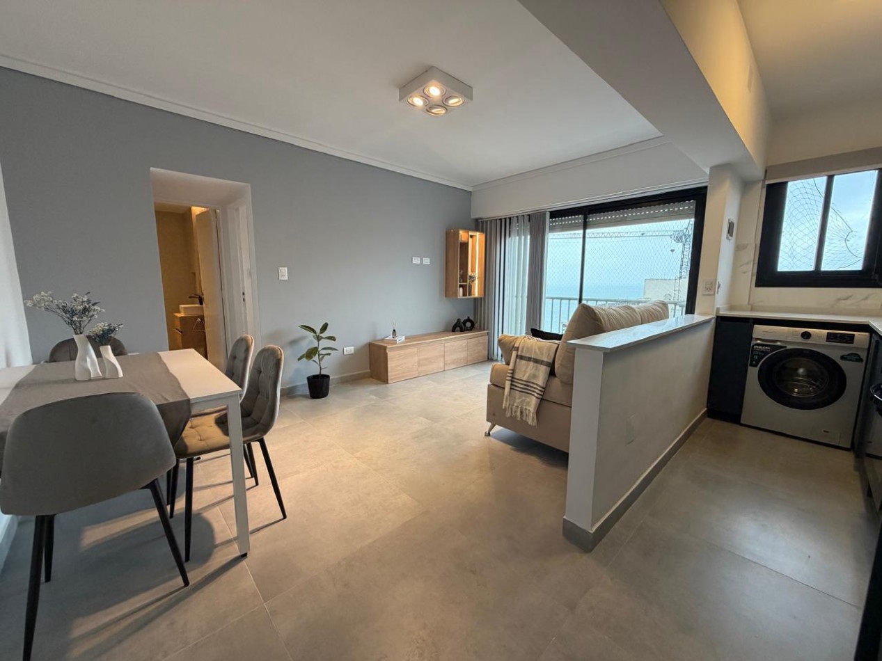 Deparatmento dos ambientes con balcon saliente y vista al mar. Reciclado y amoblado. Zona Guemes. Opcional cochera