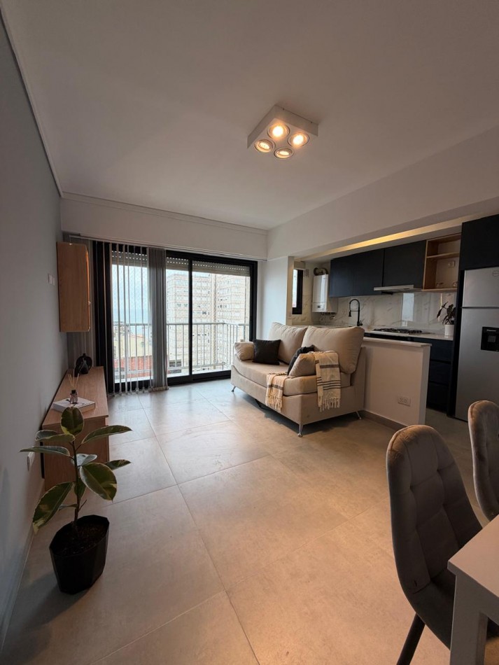 Deparatmento dos ambientes con balcon saliente y vista al mar. Reciclado y amoblado. Zona Guemes. Opcional cochera