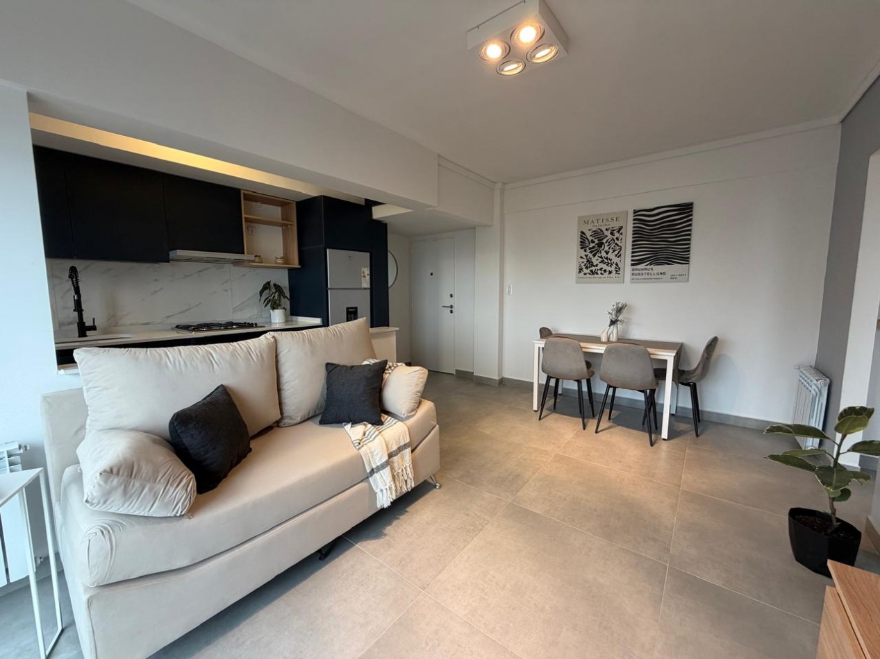 Deparatmento dos ambientes con balcon saliente y vista al mar. Reciclado y amoblado. Zona Guemes. Opcional cochera