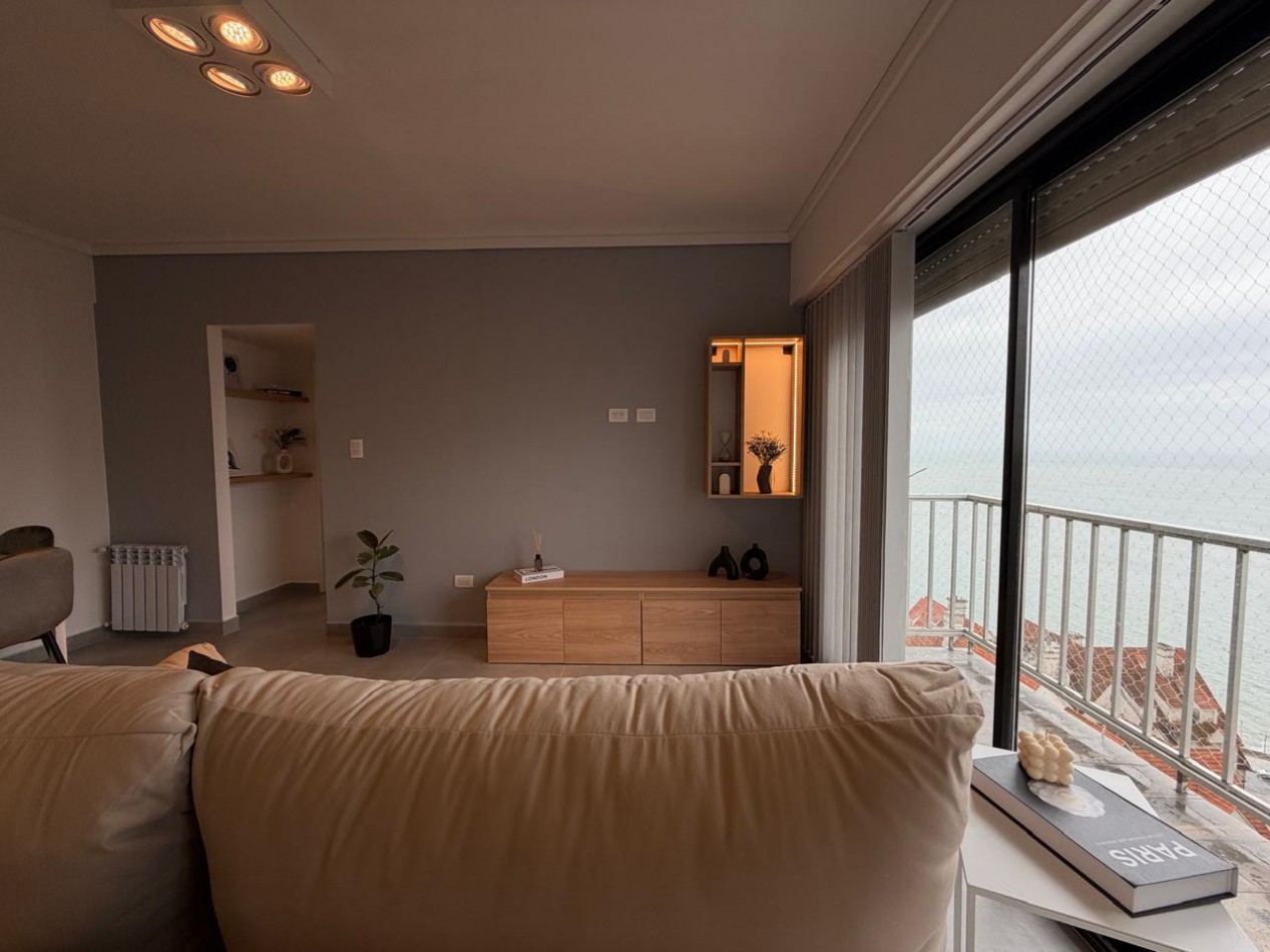 Deparatmento dos ambientes con balcon saliente y vista al mar. Reciclado y amoblado. Zona Guemes. Opcional cochera