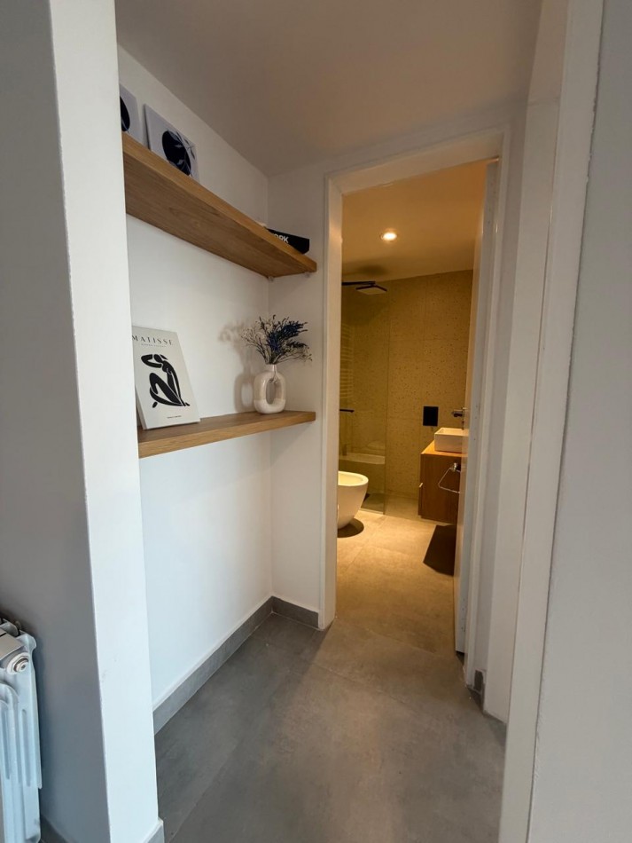 Deparatmento dos ambientes con balcon saliente y vista al mar. Reciclado y amoblado. Zona Guemes. Opcional cochera