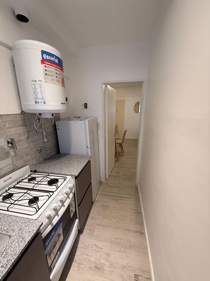 Departamento un ambiene y medio a la calle con balcon saliente. Reciclado y amoblado. Aldrey