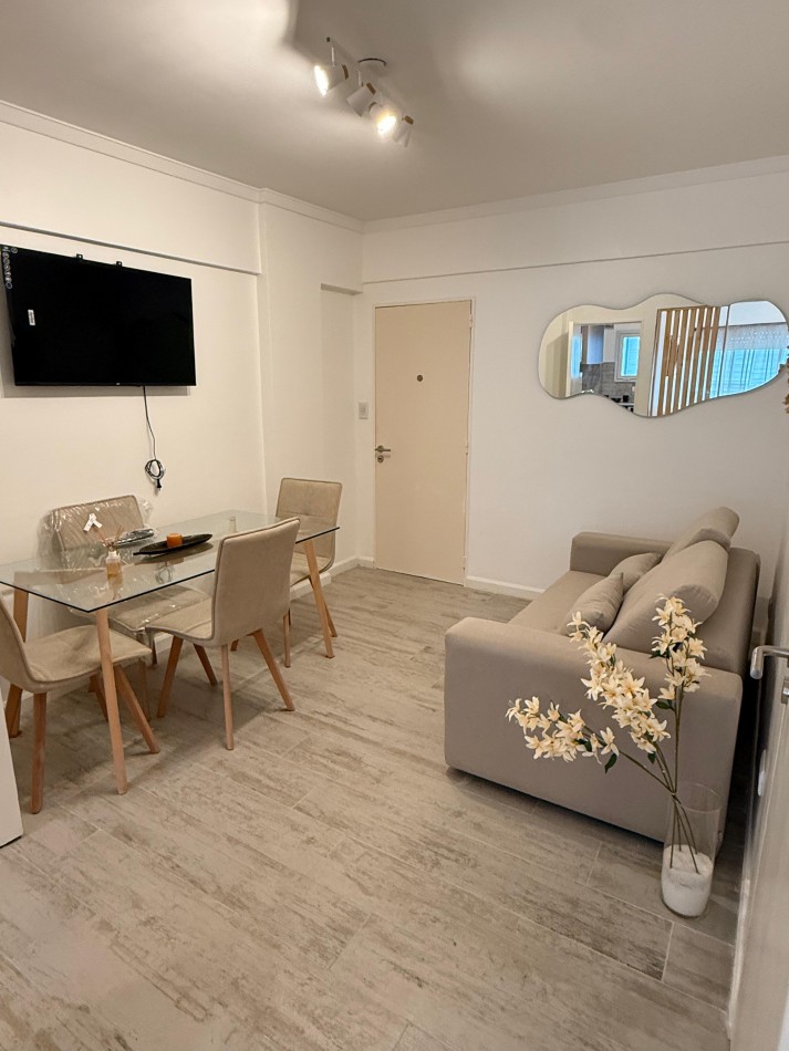 Departamento un ambiene y medio a la calle con balcon saliente. Reciclado y amoblado. Aldrey