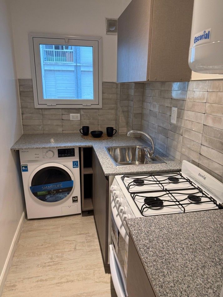 Departamento un ambiene y medio a la calle con balcon saliente. Reciclado y amoblado. Aldrey