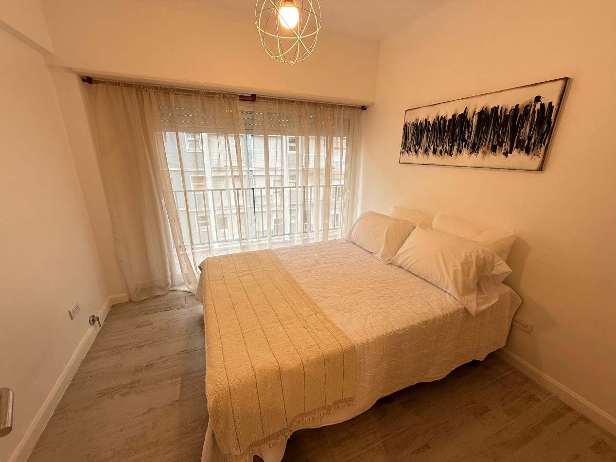 Departamento un ambiene y medio a la calle con balcon saliente. Reciclado y amoblado. Aldrey