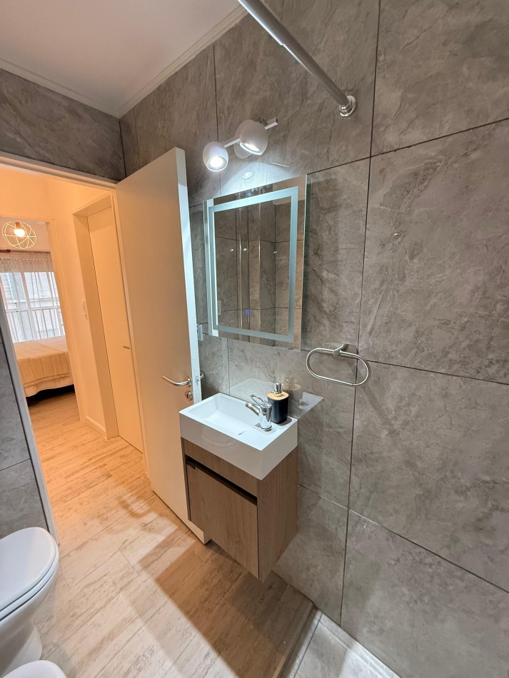 Departamento un ambiene y medio a la calle con balcon saliente. Reciclado y amoblado. Aldrey