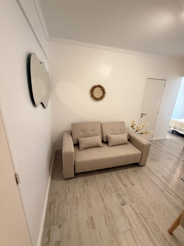 Departamento un ambiene y medio a la calle con balcon saliente. Reciclado y amoblado. Aldrey