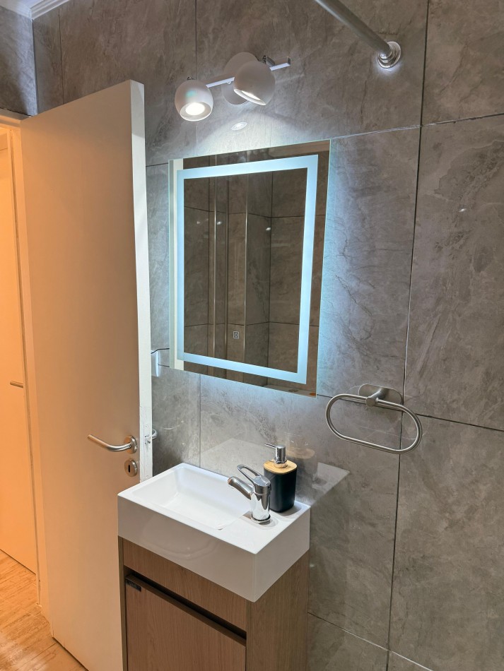 Departamento un ambiene y medio a la calle con balcon saliente. Reciclado y amoblado. Aldrey